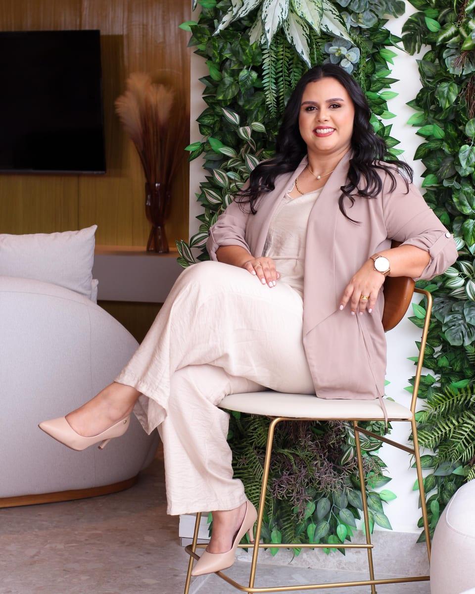 Pamela Gomes no escritório